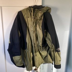 Vintage Mens North Face Mountain Light gore-Tex jacket.